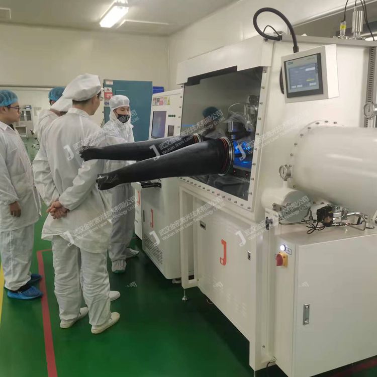 發往安徽研究所的無氧手套箱激光焊接機正在忙碌的培訓中
